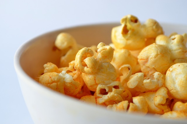 healthy tasty snacks - chili popcorn